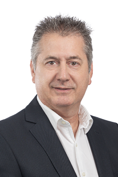 A man wearing a suit and tie. Description generated by AI